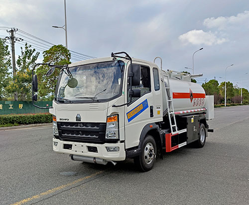 Un camion-citerne de ravitaillement HOWO 5CBM SS expédié en Algérie