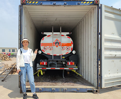 Un camion-citerne de ravitaillement HOWO 5 000 L expédié en Ouganda