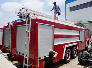 Un client d’Afghanistan vient à l’usine et effectue une inspection des commandes d’un camion de pompiers