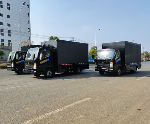 Quatre unités de camions à écran LED P4 HOWO à trois côtés expédiées en Jamaïque