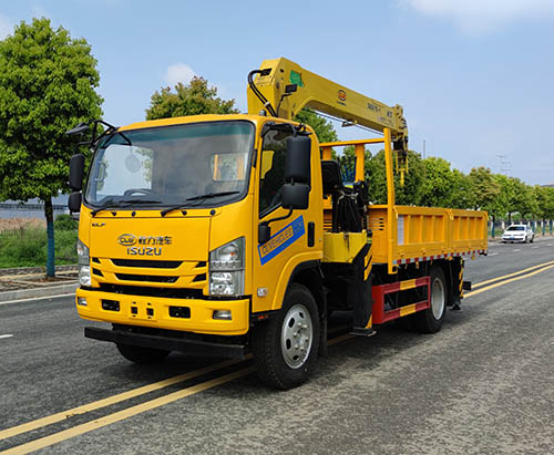 Un camion cargo ISUZU RHD avec grue de 7 tonnes expédié au Pakistan