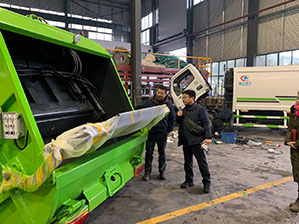 Un client de Corée du Sud vient à l'usine et étudie les déchets d'équipements de compactage