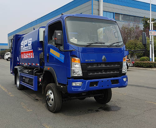 Un camion-benne à ordures compressées HOWO AWD de 5 m³ expédié à Grenade