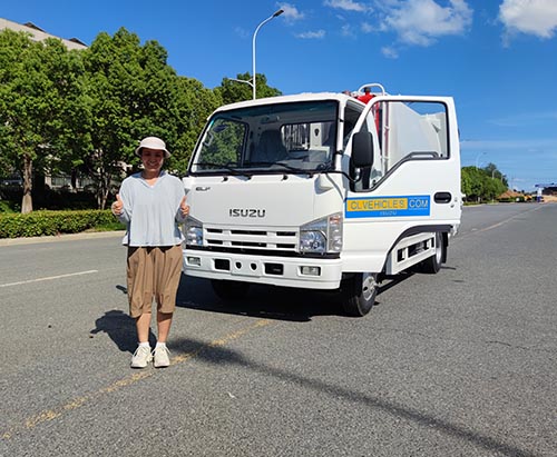 Deux camions à ordures compacteurs ISUZU série N expédiés aux Émirats arabes unis