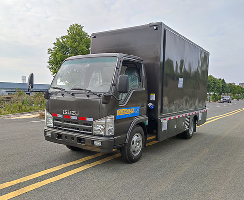 Un camion ISUZU équipé d'écrans LED mobiles est expédié au Costa Rica.
