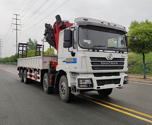 Un camion cargo SHACMAN F3000 avec grue de 18 tonnes expédié en Ouganda