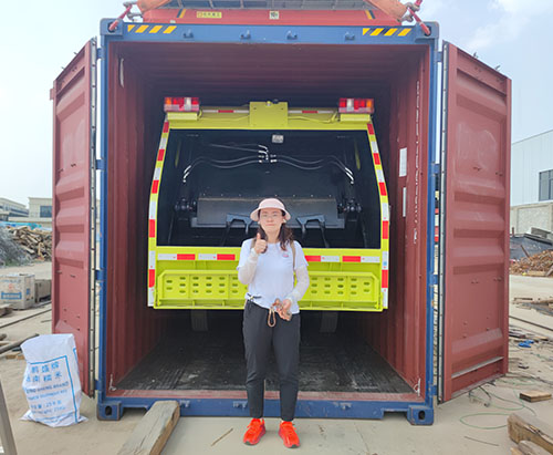 Un camion à ordures compacteur HOWO 12CBM expédié à Grenade