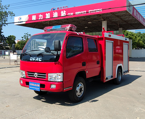 Une unité de camion de lutte contre l'incendie de réservoir d'eau DFAC en Malaisie
