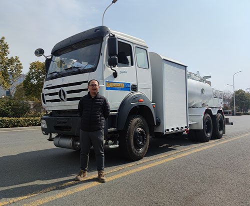 Une unité de Beiben 5000L Aircraft Riseling Truck Ship au Congo