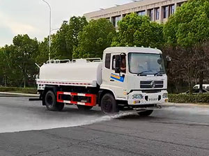 Opération de camion de pulvérisation d'eau DONGFENG KINGRUN RHD 15CBM