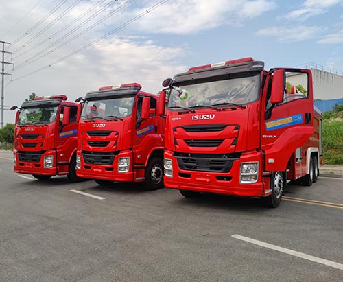 Trois camions-citernes à mousse ISUZU GIGA de 15 tonnes transportant des produits anti-incendie sont expédiés au Venezuela.