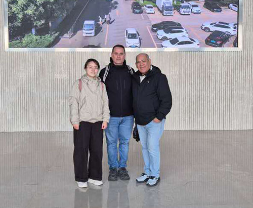 Des clients vénézuéliens visitent CLVEHICLES.COM et découvrent les camions de pompiers.