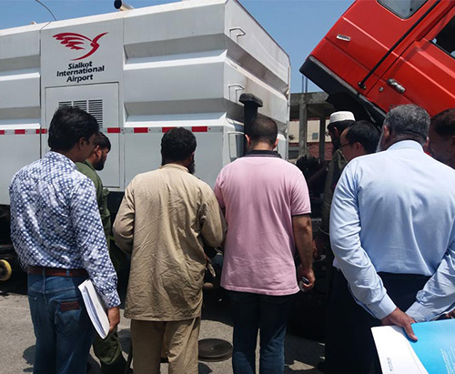 Formation sur site d'un camion de balayage de piste pour l'aéroport international de Sialkot au Pakistan