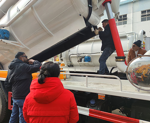 Client des Émirats arabes unis pour l'inspection de la production de camions-citernes pour eaux usées de Combin