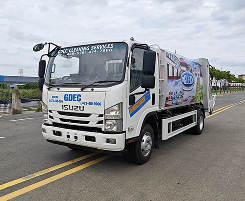 Une unité de camion poubelle compacteur ISUZU ELF 190hp RHD 9CBM à expédier vers Grenade