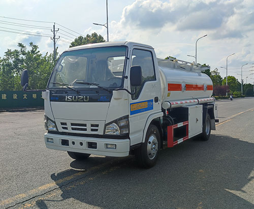 Un camion-citerne à carburant ISUZU 600P 5000L expédié au Yémen