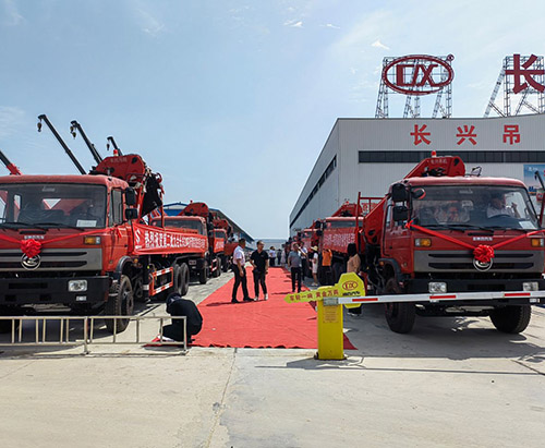 Neuf unités de camion-grue pliante DONGFENG 20 tonnes expédiées au Nigeria
