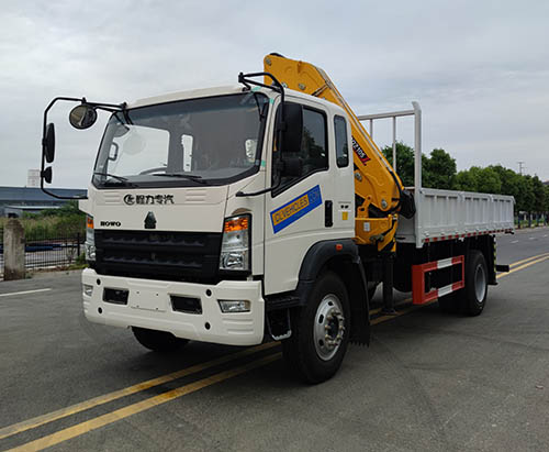 Une unité de camion HOWO avec grue XCMG de 5 tonnes expédié en Côte d'Ivoire