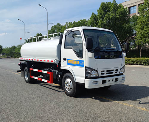 Un camion-citerne à eau ISUZU 600P 5000L expédié au Yémen