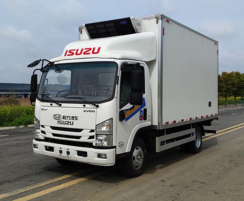 Un camion frigorifique ISUZU ELF de 4 tonnes expédié au Ghana