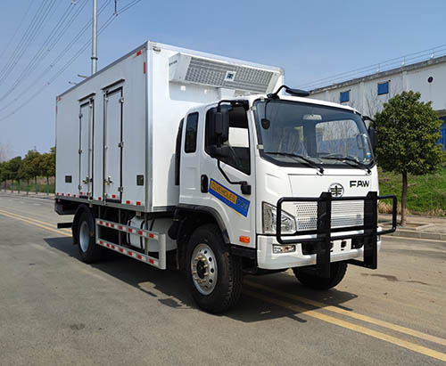 Un camion de transport de poissons vivants FAW de 5 m à destination du Mali