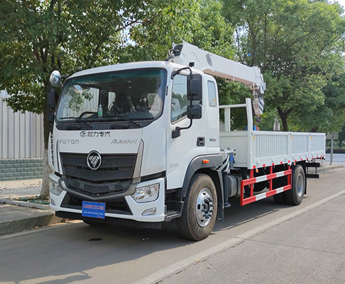 Une unité de camion cargo FOTON 15 tonnes avec grue de 6,3 tonnes au Nigeria
