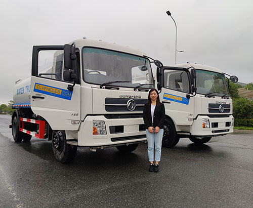 Deux camions-citernes DONGFENG KINGRUN 12 000 L équipés d'un système d'arrosage automatique sont expédiés en Ouganda.