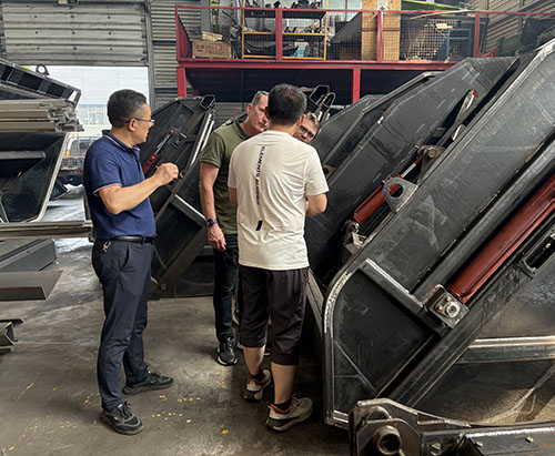 Des clients d'Afrique du Sud viennent sur CLVEHICLES.COM et inspectent un camion-poubelle compacteur
